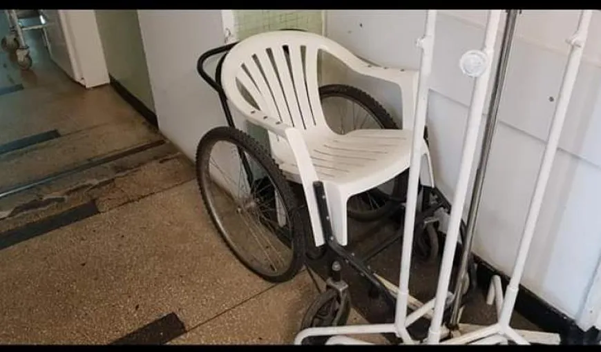 Improvizaţie la un spital din Craiova! Din lipsă de fonduri au pus un scaun de cârciumă pe post de cărucior cu rotile
