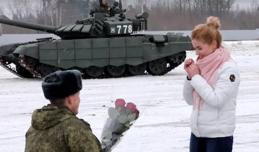 Propunere de căsătorie, imposibil de refuzat. Şi-a încercuit iubita cu 16 tancuri şi a cerut-o de nevastă VIDEO