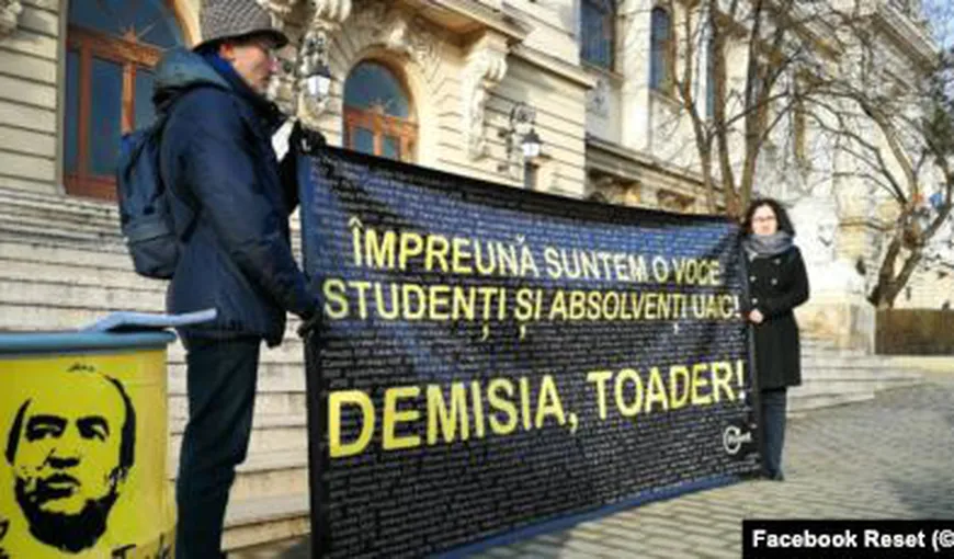 Peste 1000 de studenţi îi cer demisia lui Tudorel Toader