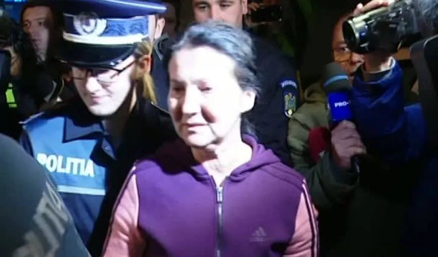 Avocaţii Sorinei Pintea susţin că aceasta a fost împinsă de o poliţistă şi expusă presei în cătuşe
