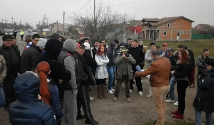 Românii protestează în stradă la Arad împotriva unui centru de carantină. „E normal să fim îngrijoraţi, e gard în gard”
