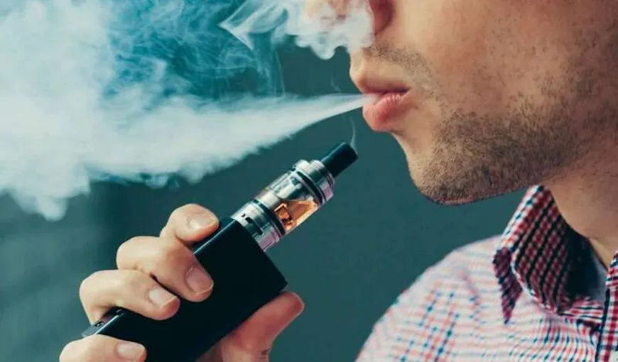 Raport britanic: Temerile false îi împiedică pe fumători să folosească ţigările electronice pentru a se lăsa de fumat