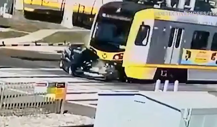 O maşină a fost lovită în plin de tren, şoferul a supravieţuit miraculos. Totul a fost filmat, imaginile sunt teribile VIDEO