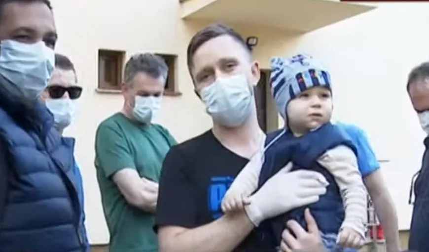 Situaţie dramatică într-un centru de carantină din Bucureşti! Copil bolnav de 11 luni ţinut în braţe fără mască printre suspecţi