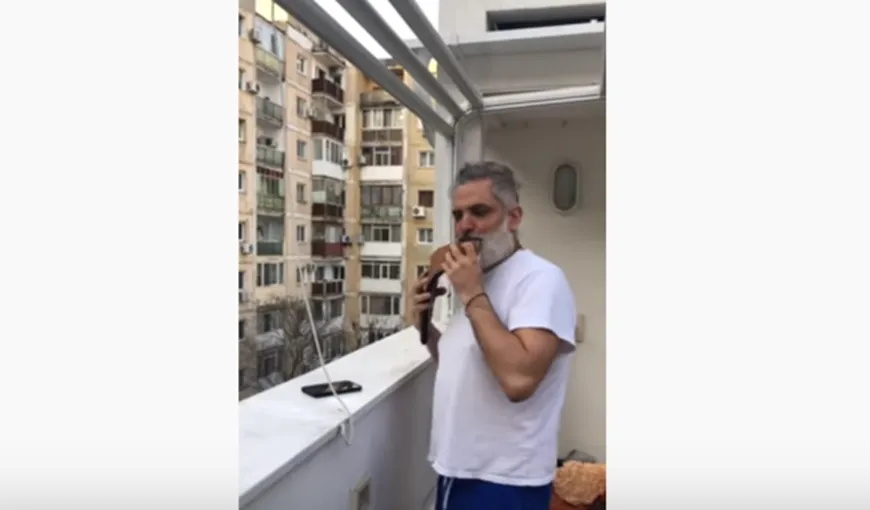 Damian Drăghici, aplaudat de vecini, după ce le-a cântat la balcon: „Hrană pentru suflet”