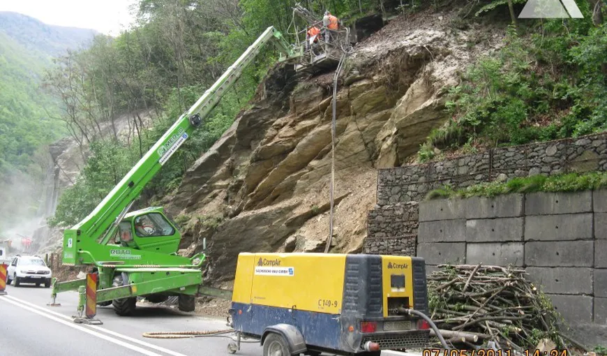 Atenţie, şoferi! Valea Oltului a fost blocată parţial din cauza prăbuşirii unui zid de susţinere