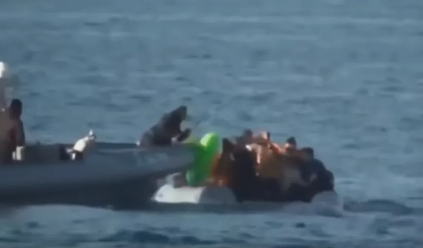 Paza de coastă din Grecia trage asupra unei bărci pneumatice pline de imigranţi VIDEO ŞOCANT