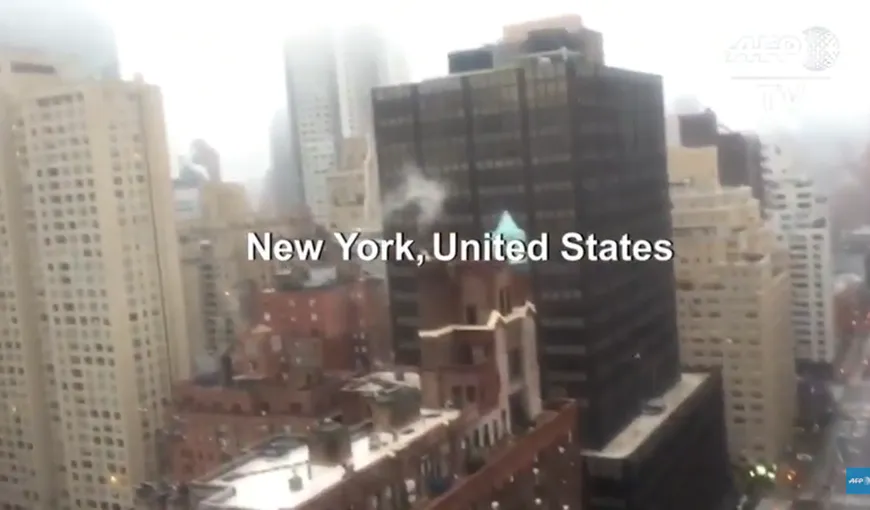 VIDEO emoţionant în New York. Medicii sunt aplaudaţi de la ferestre de oamenii aflaţi în case