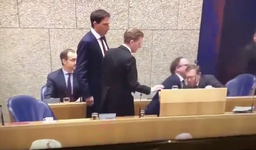 IMAGINI ŞOCANTE Ministrul Sănătăţii din Olanda S-A PRĂBUŞIT în Parlament, în timpul unei dezbateri despre coronavirus VIDEO