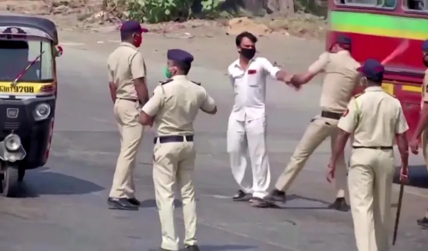 Cum se aplică restricţiile de circulaţie în India. Poliţiştii îi bat cu bambus şi îi pun să facă flotări pe cei care le încalcă VIDEO