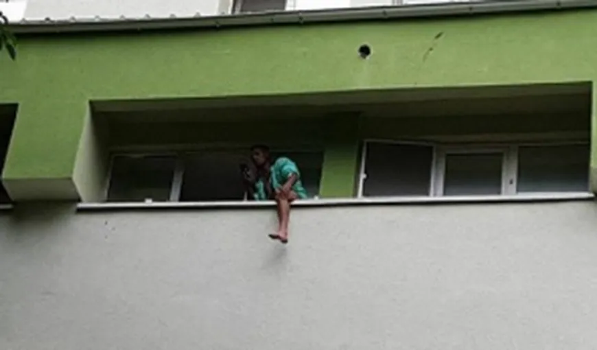 Tentativă de sinucidere la un centru de carantină din Focşani. Un bărbat a ameninţat că se aruncă de la etajul CINCI
