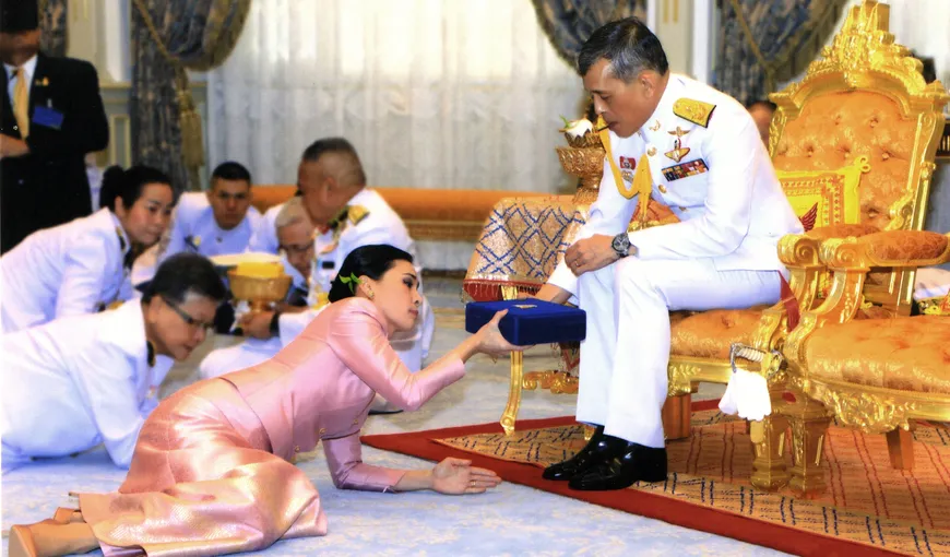 Regele Thailandei s-a izolat alături de 20 de femei în Germania. Un hotel întreg, închiriat pentru haremul său