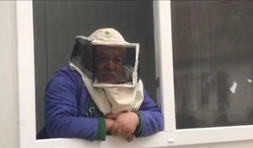 Paznicul unui spital din Timişoara se apară de coronavirus cu masca de apicultor: Nu trece prin ea