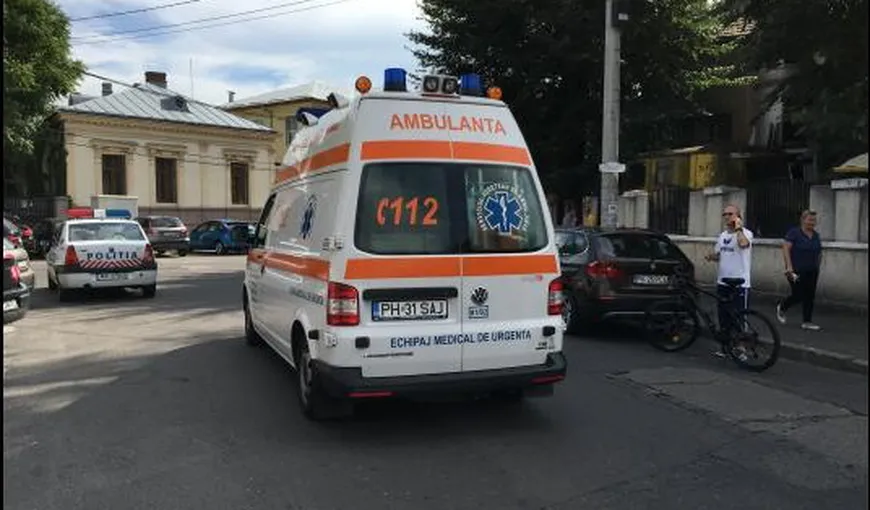 Elevă de clasa a XI-a din Prahova luată cu ambulanţa de la şcoală pentru că era beată la 9 dimineaţa