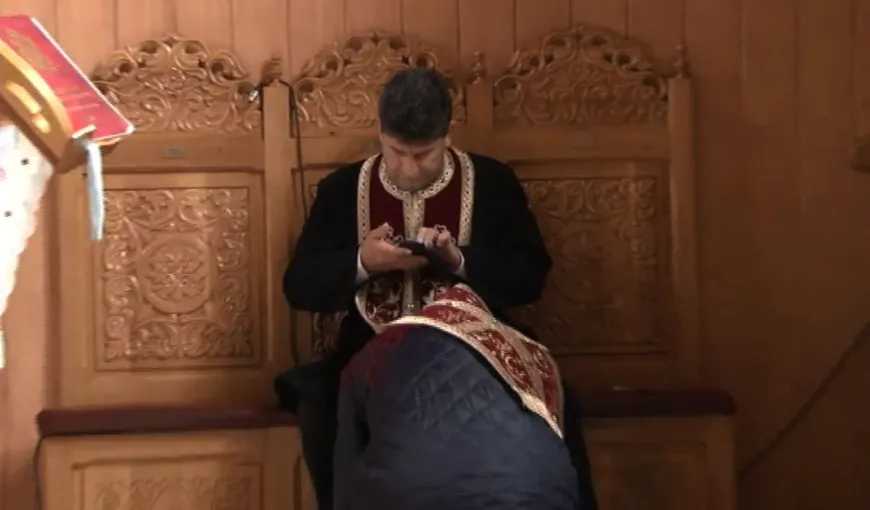 Un preot din Năvodari, filmat în timp ce butona telefonul în timpul spovedaniei: „Poate era ceva urgent”
