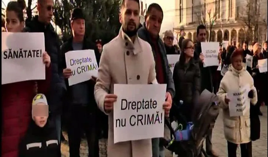 Protest în semn de solidaritate faţă de Sorina Pintea, în Baia Mare. Fiul fostului ministru, printre oamenii ieşiţi în stradă