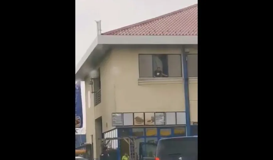 Scandal la un centru de carantină de pe lângă Ploieşti. Un bărbat a început să arunce cu bani pe fereastra camerei unde era cazat