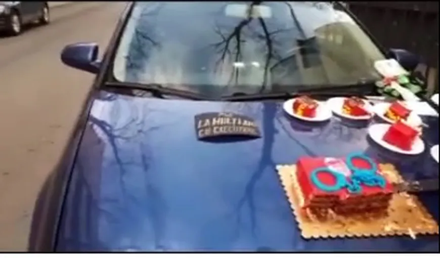 Circ în faţa casei lui Ion Iliescu. Protestatarii i-au adus un tort pe care au pus o pereche de cătuşe VIDEO