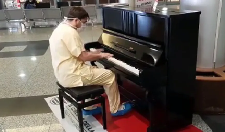 VIDEO Un medic din Italia cântă la pian pentru a le ridica moralul colegilor care îngrijesc bolnavii de COVID-19