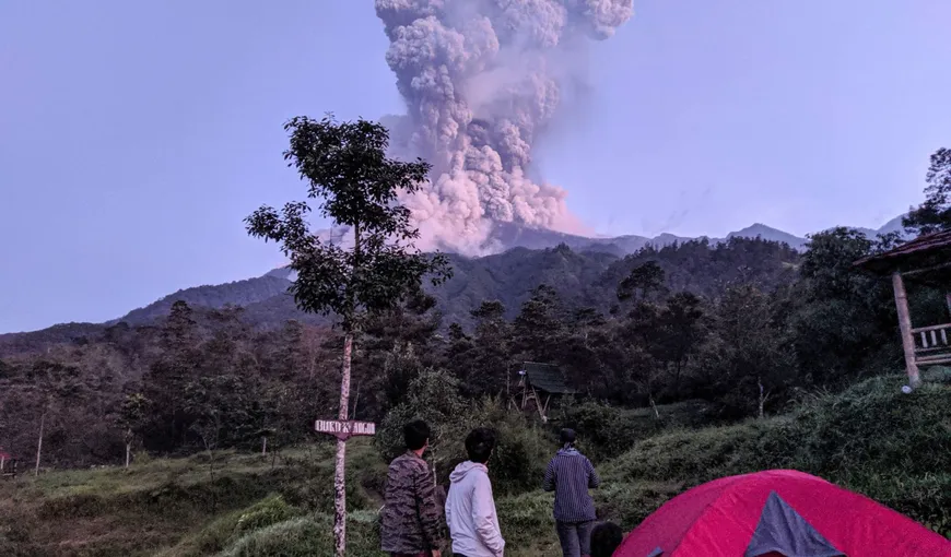 Imagini SPECTACULOASE cu erupţia vulcanului Merapi din Indonezia. Un aeroport internaţional a fost închis VIDEO