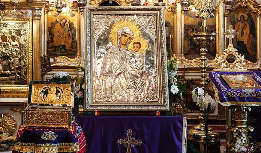 SEMN DIVIN. Plânge icoana Maicii Domnului cu Pruncul Iisus Hristos de la Mănăstirea Frăsinei FOTO