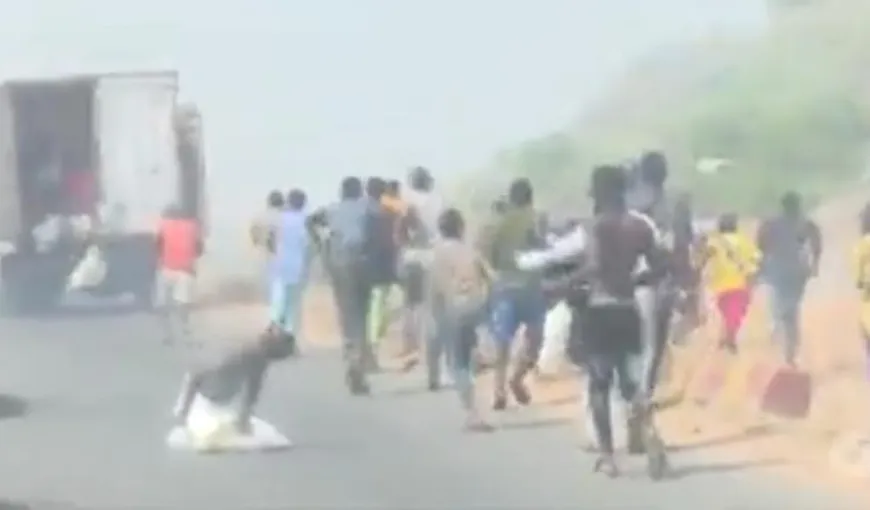 Imagini incredibile. Cetăţenii înfometaţi din Nigeria aleargă după un camion cu alimente: Prefer să mor de coronavirus decât de foame