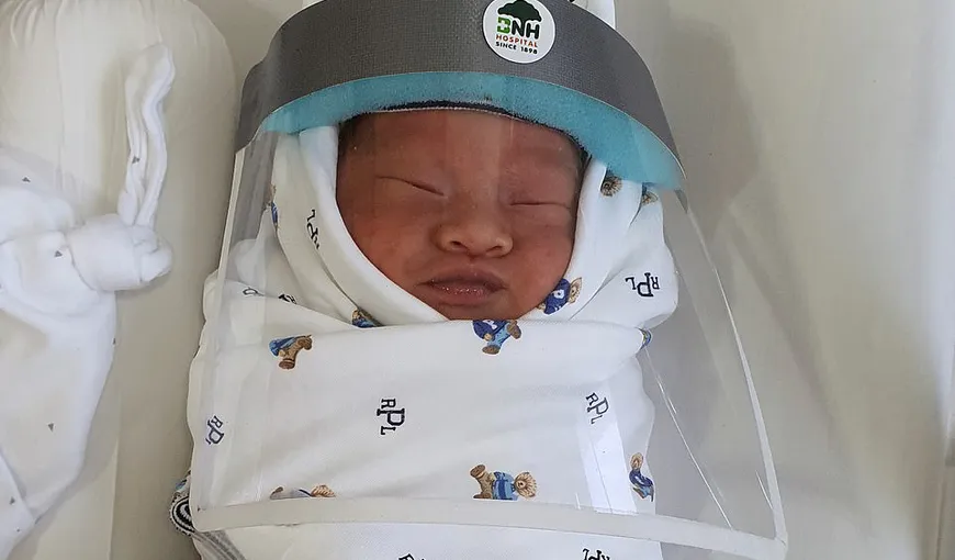 Un nou-născut din Thailanda a purtat o mască de protecţie imediat după naştere, în urma restricţiilor impuse de Guvern  FOTO