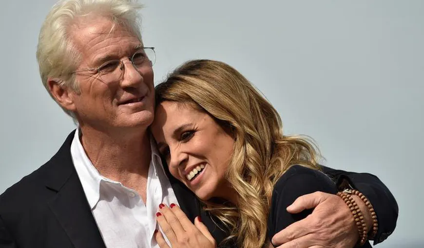 Richard Gere este din nou tată! Actorul şi soţia lui, cu 34 de ani mai tânără, formează un cuplu cu adevărat fericit