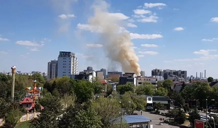 Incendiu puternic în zona Constantin Brâncoveanu. Pompierii intervin VIDEO