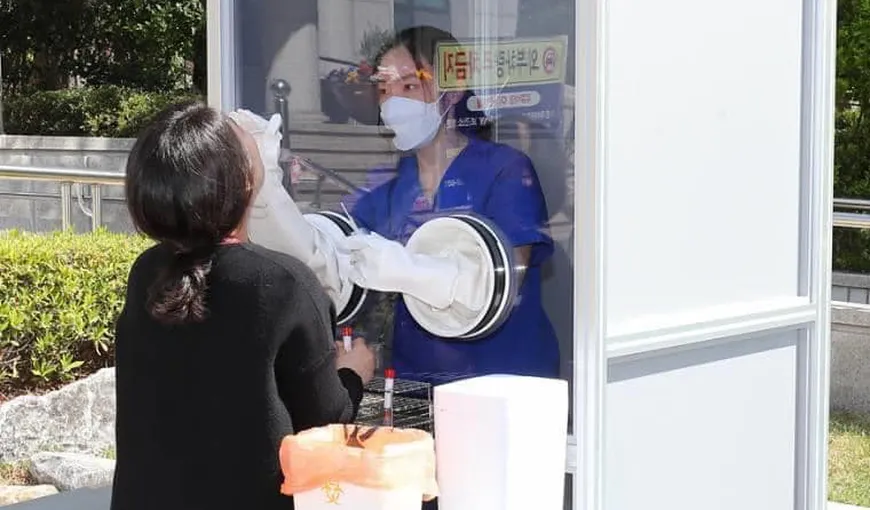 Genial! Cum se fac testele de coronavirus în Coreea de Sud direct pe stradă cu zero contact între medic şi oameni