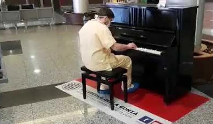 Imaginile care fac înconjurul lumii. Un medic din Italia cântă la pian în holul spitalului, după ore de muncă