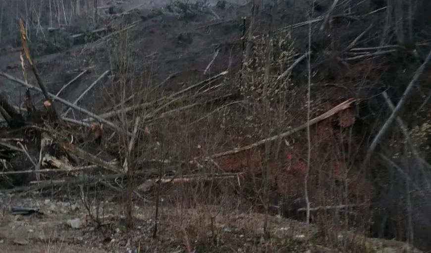 IMAGINI ŞOCANTE. Alunecare de teren la Azuga, 150 de persoane au fost evacuate. Momentul prăbuşirii a fost filmat VIDEO