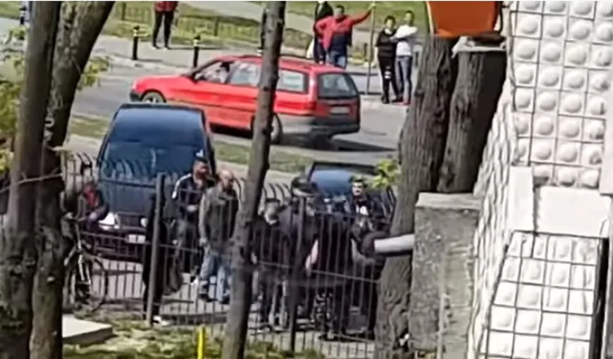 Scandal şi bătaie în stradă la Satu Mare între poliţişti şi mai mulţi romi care nu respectau carantina VIDEO