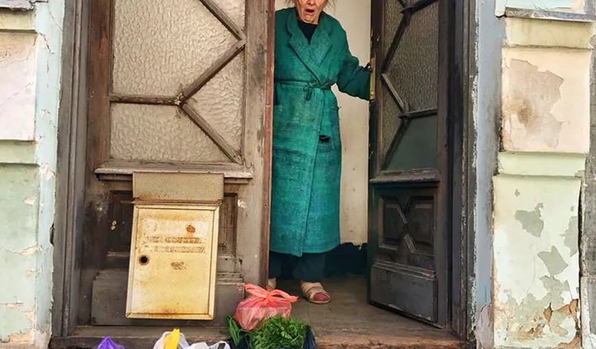 O bătrână de 90 de ani s-a trezit cu plasele pline de mâncare în faţa uşii. Reacţia fabuloasă a femeii VIDEO