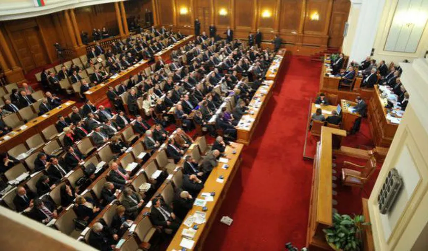 Parlamentarii şi membri guvernului din Bulgaria au salariile suspendate de la 1 aprilie! Decizia va dura până al sfârşitul crizei