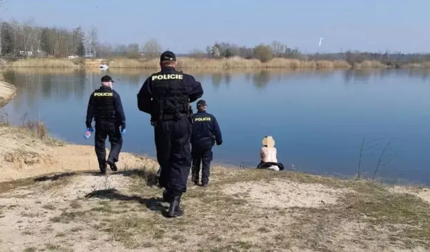 Grup de nudişti cehi avertizaţi de poliţie pentru că nu purtau măşti de protecţie
