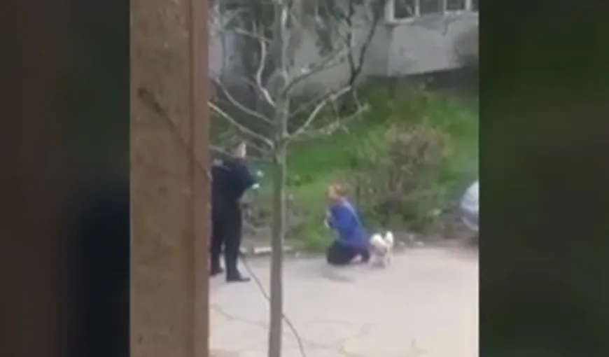 Imagini uluitoare: Femeie în genunchi în faţa poliţistului pe care îl roagă să nu o amendeze după ce a încălcat ordonanţele militare