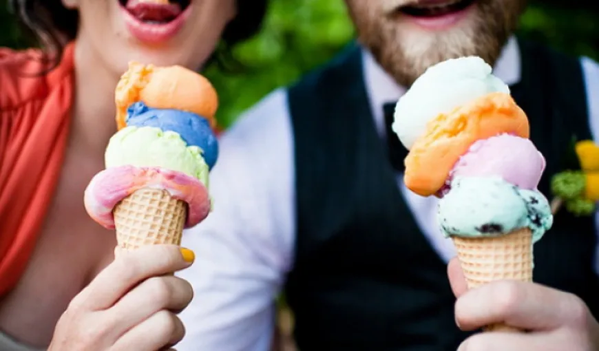 Doi tineri au fost amendaţi cu câte 200 de euro de poliţie pentru că mâncau îngheţată înntr-un loc interzis