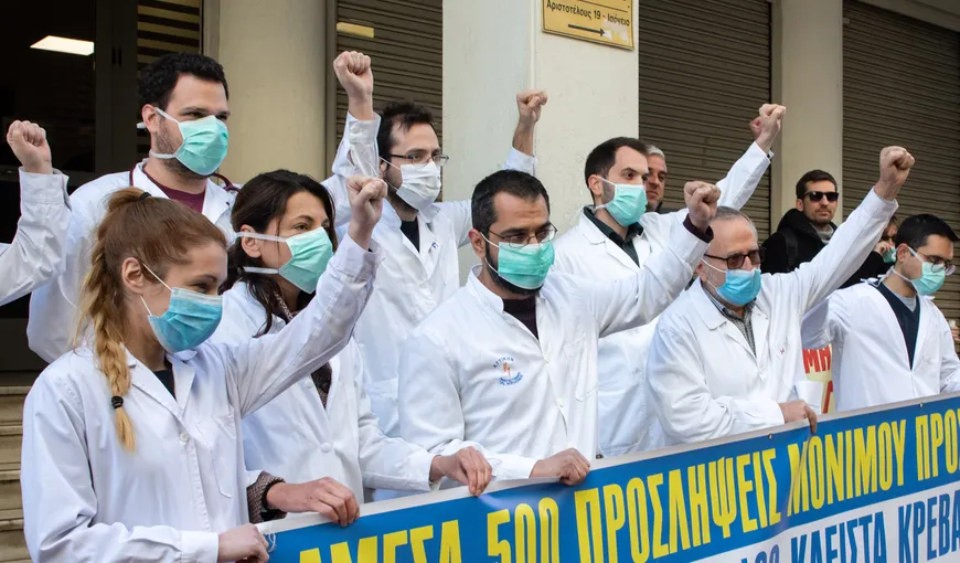 Sute de doctori şi asistente au ieşit în stradă în Grecia. Poliţia a vrut să intervină, însă a fost alungată de protestatari