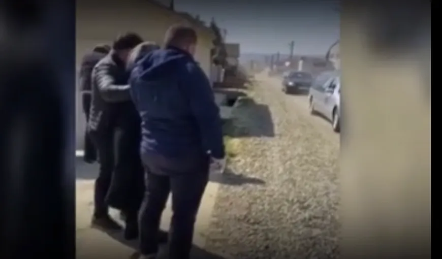 Imagini dureroase la Suceava. Copiii, în lacrimi în timp ce sicriul cu trupul tatălui este dus la cimitir VIDEO