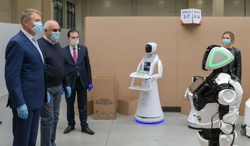 Klaus Iohannis, întâlnire de gradul zero cu roboţelul Escu, la Spitalul Modular: „O să fie bine!”