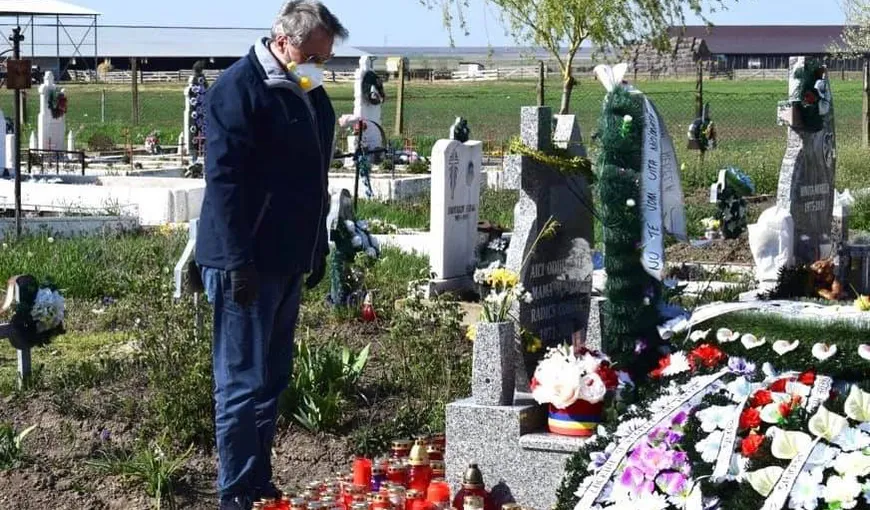 Marcel Vela a mers la mormântul asistentei din Măureni care a murit din cauza coronavirus. A dus o coroană de flori cu elicopterul