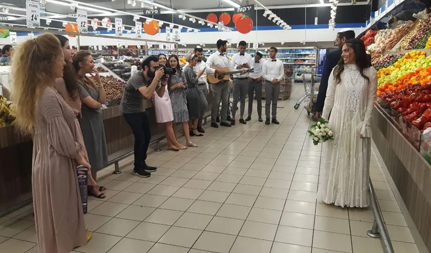 Nuntă în supermarket. Doi îndrăgostiţi au spus DA printre rafturile de alimente
