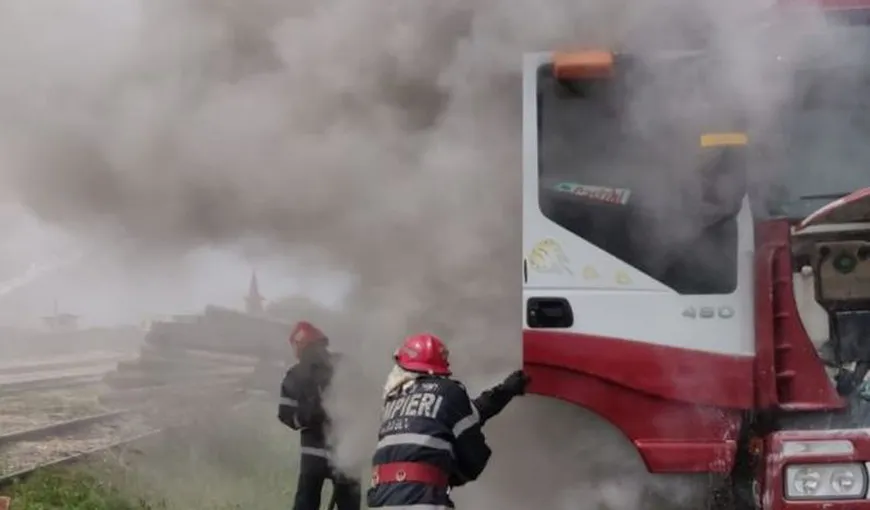 Un camion a luat foc în mers, în Călăraşi. Pompierii au intervenit în forţă
