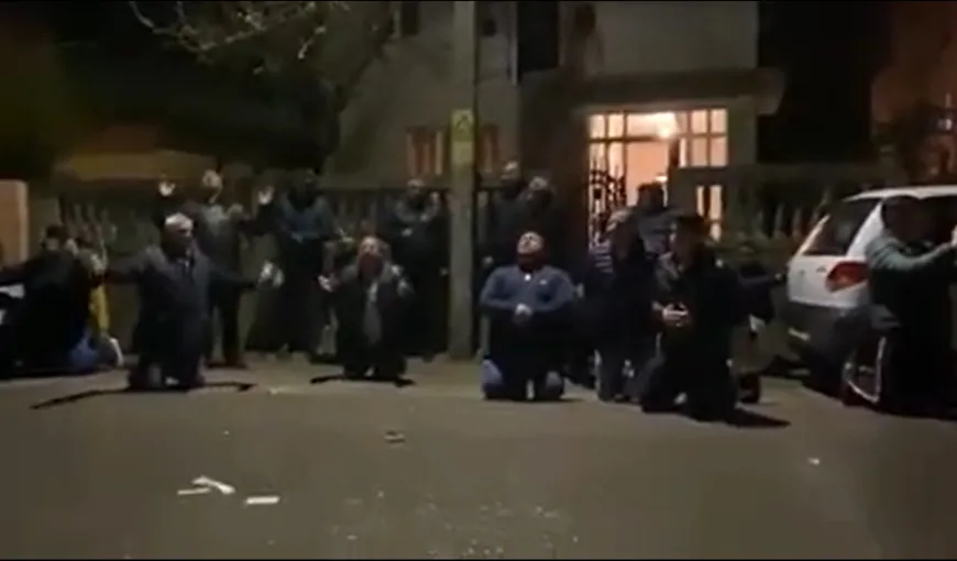 IMAGINEA ZILEI: Zeci de romi s-au rugat la Dumnezeu, în genunchi, pe stradă, să-i scape de coronavirus. Poliţia le-a dat amenzi
