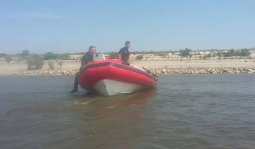 Nouă persoane salvate de la înec după ce o barcă plină cu migranţi s-a răsturnat în Dunăre