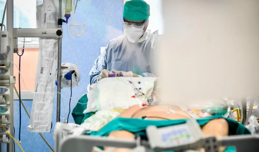 Asistentă de la Spitalul Judeţean din Deva, în STARE GRAVĂ după ce a fost scuipată de o pacientă infectată cu CORONAVIRUS
