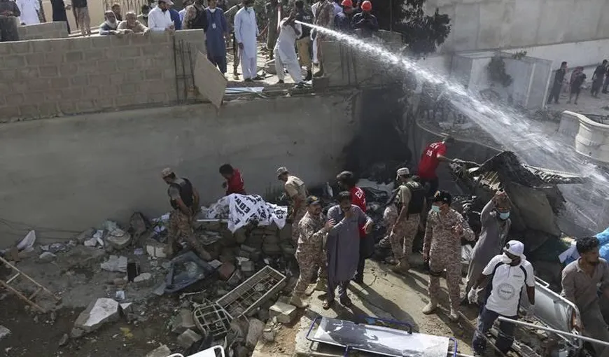 Un nou bilanţ în urma accidentului aviatic din Pakistan. 97 de persoane şi-au pierdut viaţa, iar alte două au supravieţuit