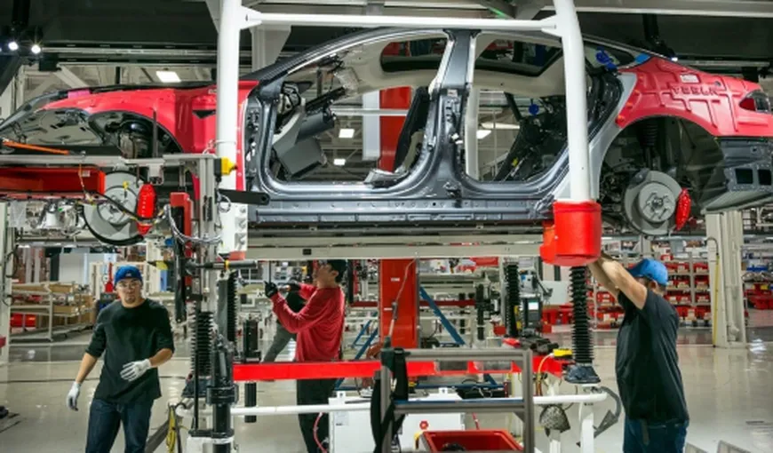 Angajaţii din fabricile de automobile şi de baterii ale Tesla au revenit la programul normal de muncă