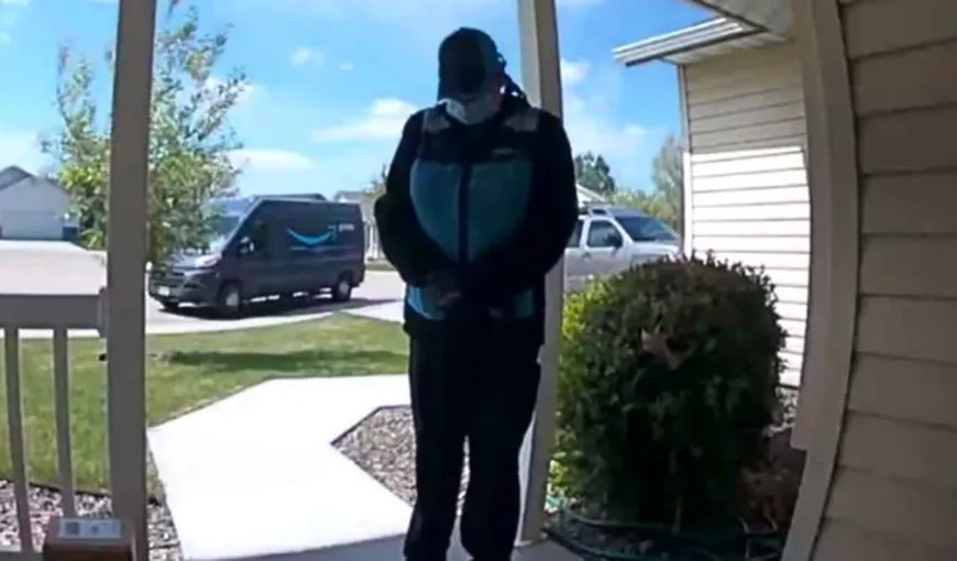 Imagini emoţionante! Un curier s-a oprit în faţa uşii şi a început să se roage pentru copilul bolnav al clienţilor – VIDEO